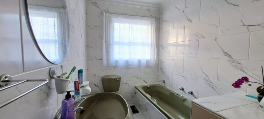 4 Bedroom Property for Sale in Sandbaai Western Cape